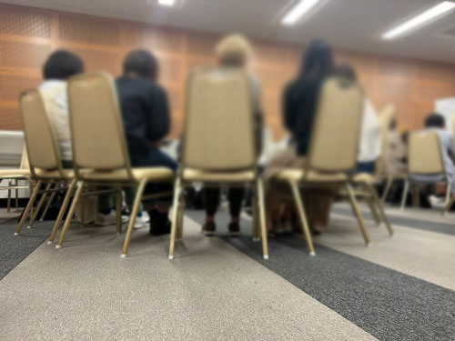 全国ギャンブル依存症家族の会　滋賀　活動のようす　グループでのお話をされている背中