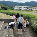 かえでの庭　活動のようす　水路で水遊び