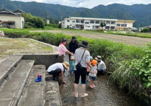 かえでの庭　活動のようす　水路で水遊び