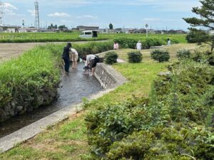 かえでの庭　活動のようす　見通しのよい水路で水遊び