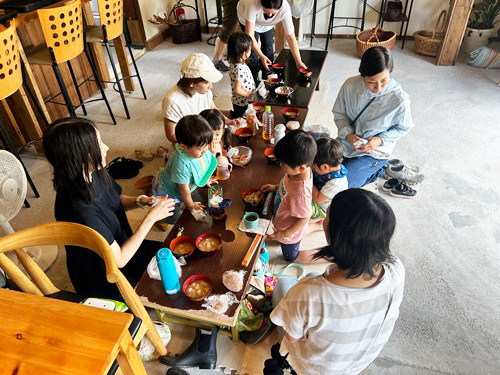 かえでの庭　活動のようす　森のハジマリの室内で、みんなそろってお昼ご飯