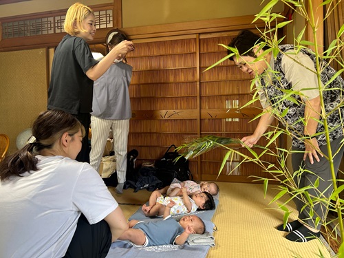 chez mamie（シェ　マミー） おばあちゃんのお家　3人の赤ちゃん